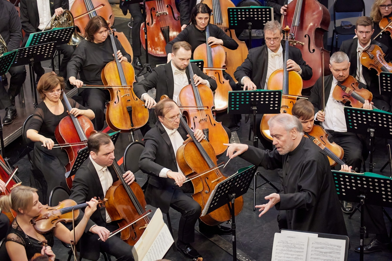 Объединенный симфонический оркестр Мариинского и Большого театров. Дирижер - Валерий Гергиев