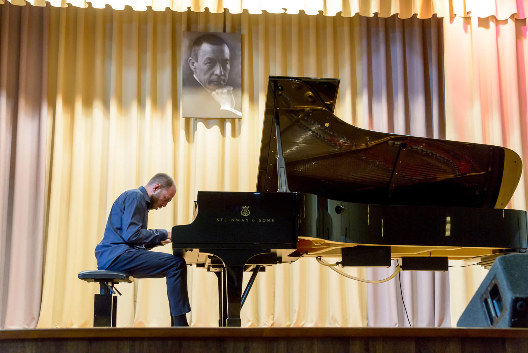 Андрей Коробейников, фортепиано, НФОР, дирижёр Дмитрий Синьковский